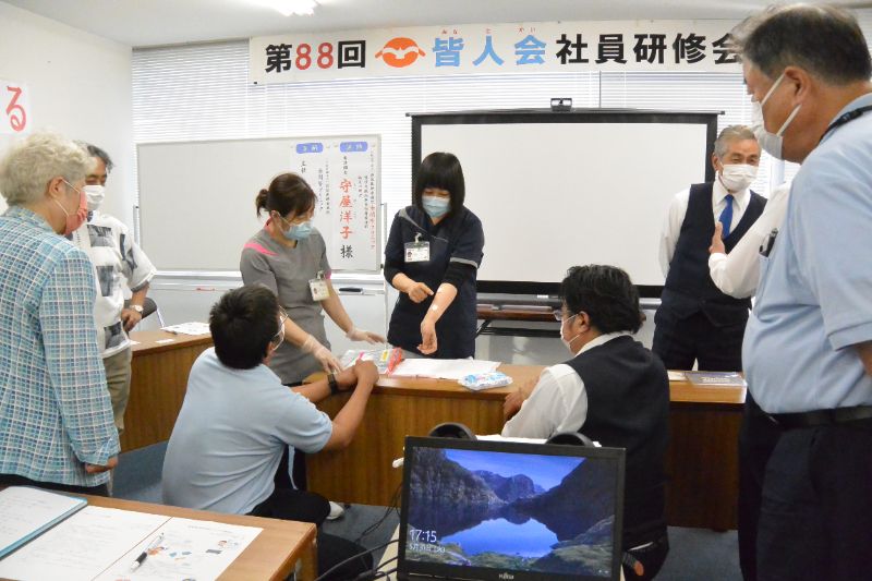 「針は糸を導いて布を通す　されど着物を縫うのは糸なり」
